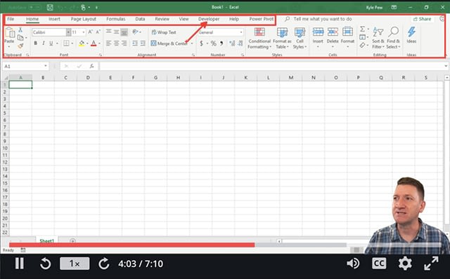 Screenshot of Udemy course about Excel training, showing an empty Excel spreadsheet